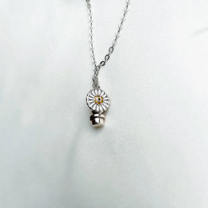 Silver Spring Daisy Necklace