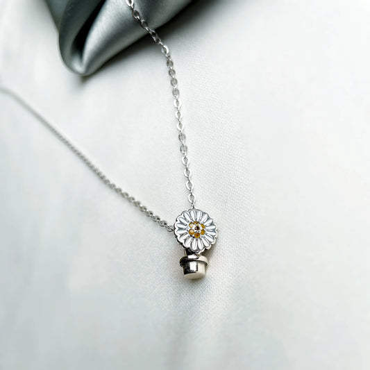 Silver Spring Daisy Necklace