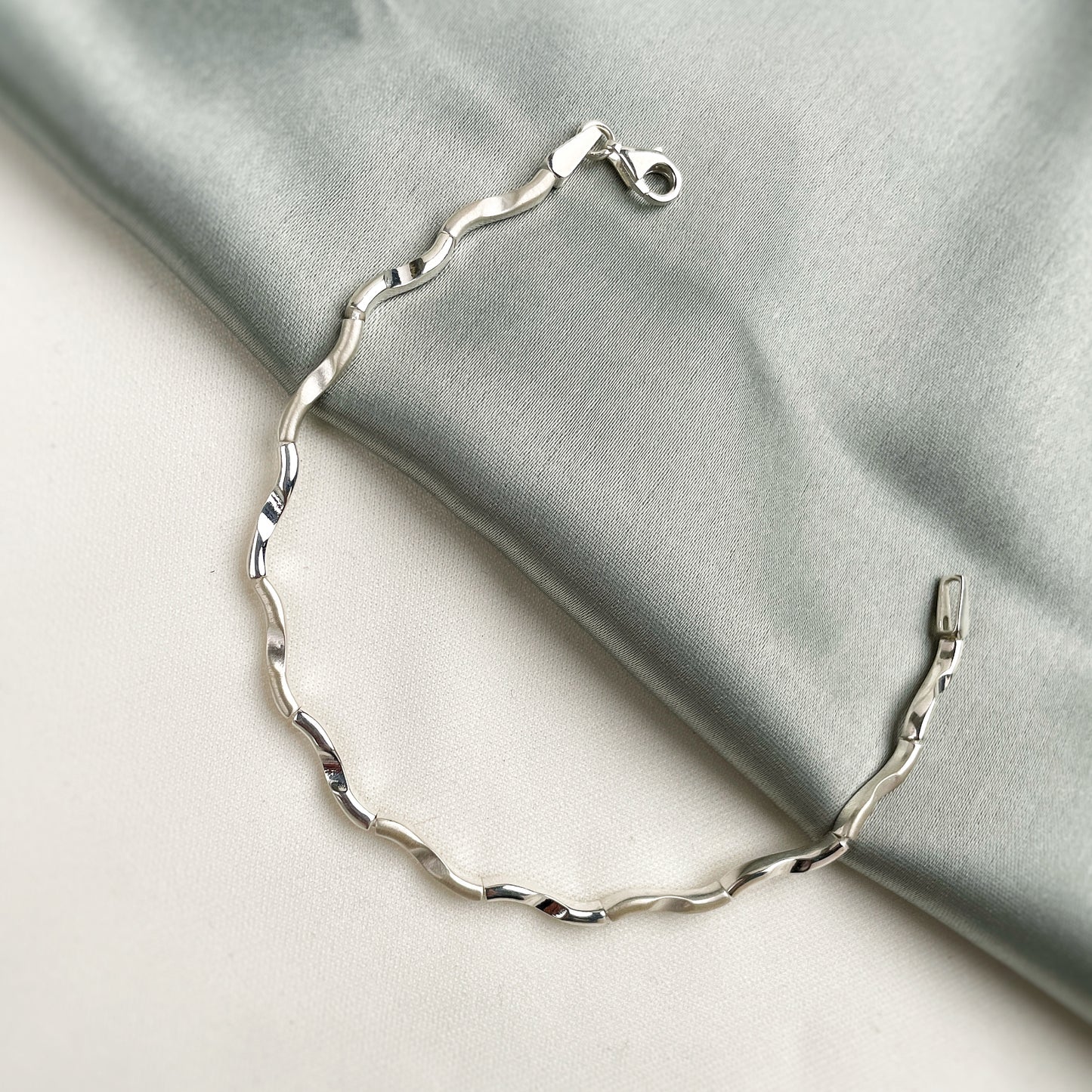 Streamlined Solitaire Bracelet